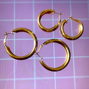 2 pairs of gold chunky hoops